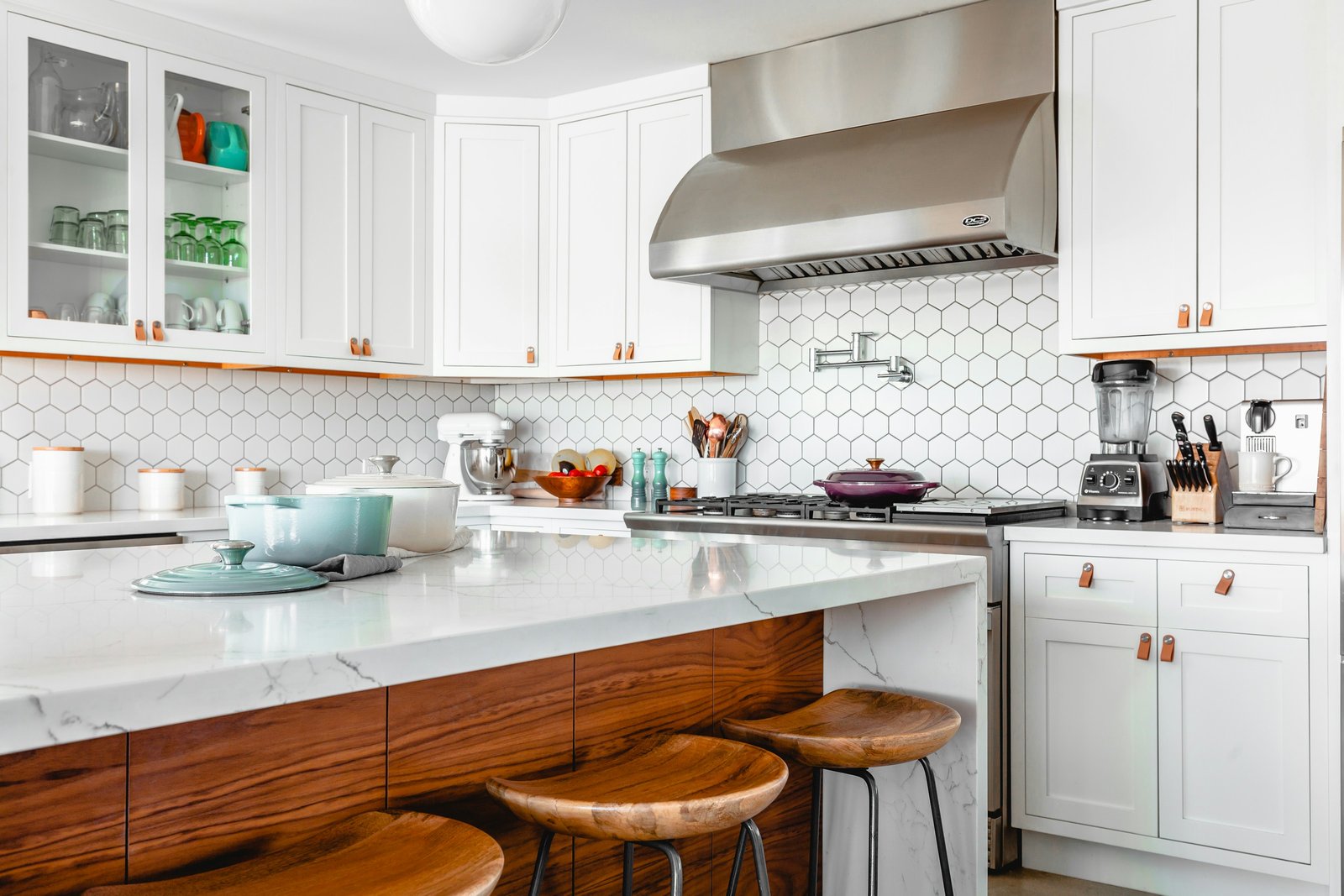 Kitchen inspiration with white cabinetry, marble island and warm wood details